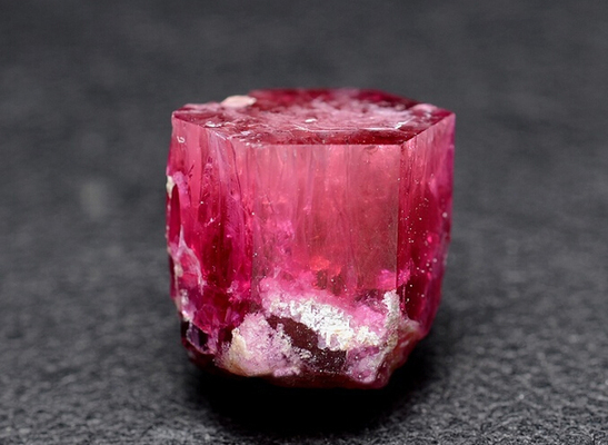 红色绿柱石(Red Beryl) 企业家收藏网